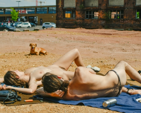 This alternative pair lay on a stony place nearby Rewe (after their shopping) in Plagwitz (Zschochersche Str.) on 17 May, 2017. They agreed with the publication. (Photo: Stefan Hopf)