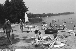 Nude beach in GDR’s Cottbus district circa 1985 (Photo: Deutsche Bundesarchiv Bild 183-1985-0817-002, Cottbus, FKK Strand am Schwielochsee by Rainer Weisflog)