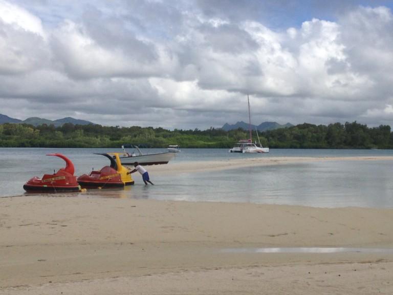 Mauritius also has lots of options for tourists who want to do water sports, like on Île aux Cerfs, and a lot of money can be spent in the end. (Photo: Ana Ribeiro)