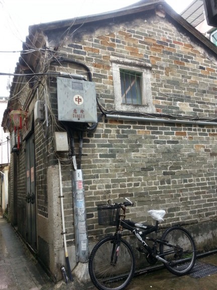 An unprotected octopus of electric cables, Hong Kong. (Photo: Helena Flam)