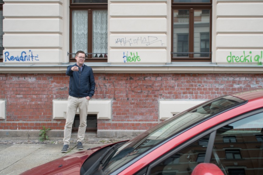 Martin Meißner pauses in front of some graffiti saying "Reudnitz stays dirty!" (Photo: Stefan Hopf)