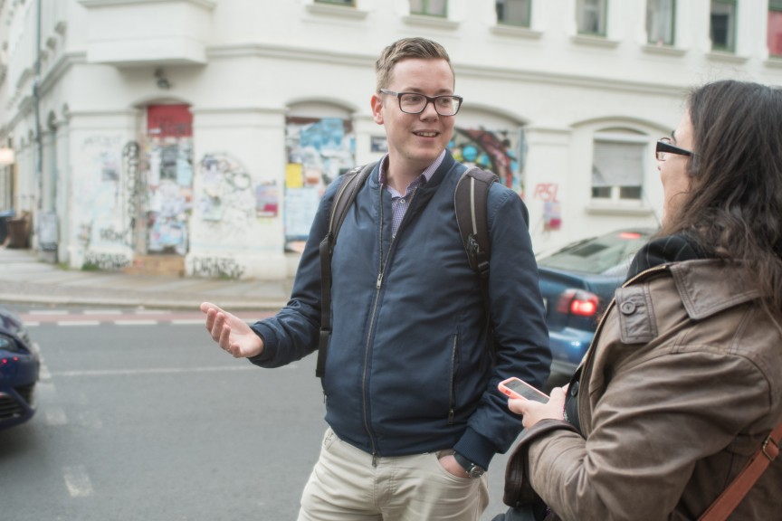 Martin Meißner and I chatting while walking around Reudnitz. (Photo: Stefan Hopf)