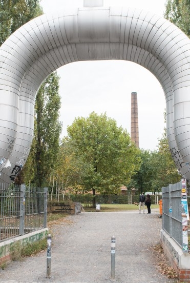 The "arches" at Reudnitz's Lene-Voigt-Park are actually heating pipes. (Photo: Stefan Hopf)