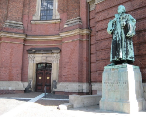 One of countless Luther memorials in Germany: Hamburg, St. Michael’s Church. (Photo: Maximilian Georg)