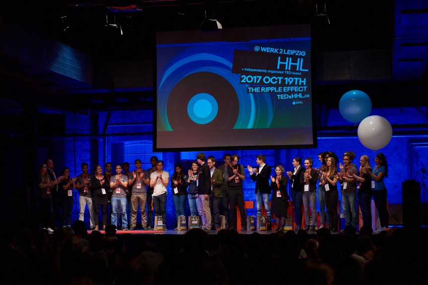 The volunteers were called on stage at the close of the latest TEDxHHL event. The heads of the organizing team were Adrián Fallas (Costa Rica), Tobias Wildegger (Germany), and Silvana Gagu and Cristiana Sangiorzan (Romania). (Photo © Daniel Reiche: https://www.danielreiche.de)