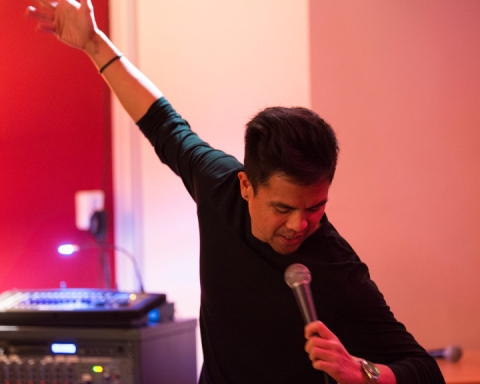 Shawn Segundo performs at LeipGlo's Cocktail Open Mic at Baileo, Leipzig, 2 February 2018. (Photo: Kate Hiller)
