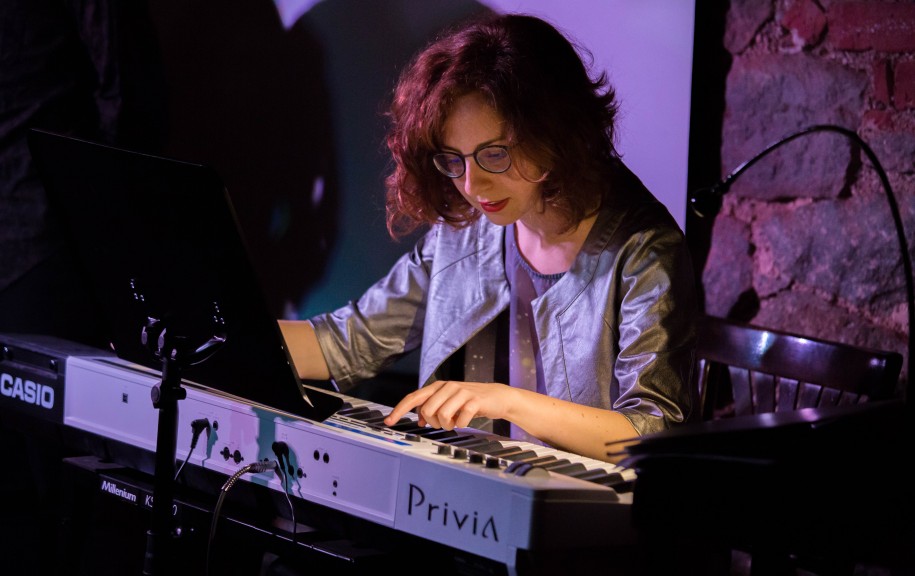 Elena on the keyboard for Opera on Tap. (Photo © Rico Molaro)
