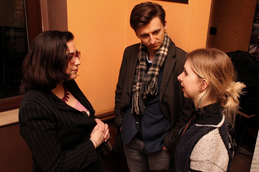 Talking and listening at the Digital Yuppies event at Lucca Bar, Leipzig, 22.03.18. Photo: Sarah Alai