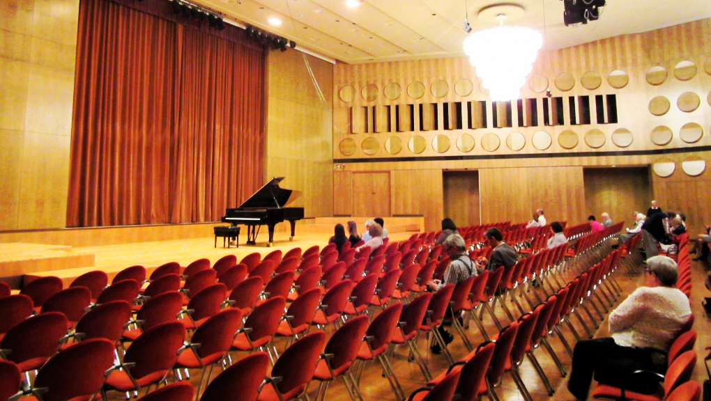 The Mendelssohn-Saal at Gewandhaus before the Ntokou piano recital’s beginning, 5 May, 2018. (Photo: Maximilian Georg)