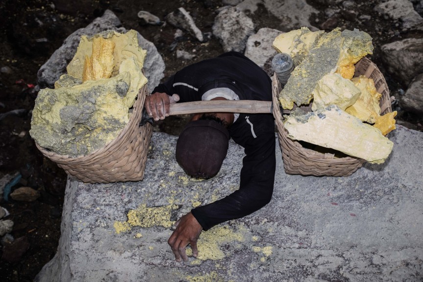 Sulfur miners in Indonesia carry up to 70 kilos on their back each trip from the cater. (Photo © Sebastian Jacobitz)