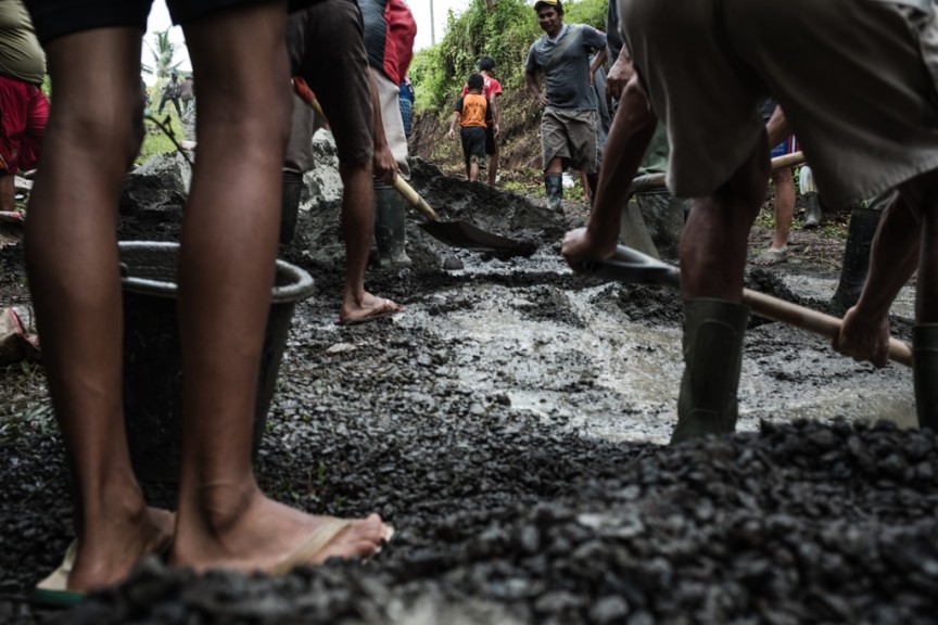 Road construction on the Indonesian countryside. (Photo © Sebastian Jacobitz)