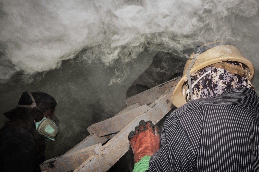 A snapshot of the dangers of sulfur mining at Ijen. (Photo © Sebastian Jacobitz)