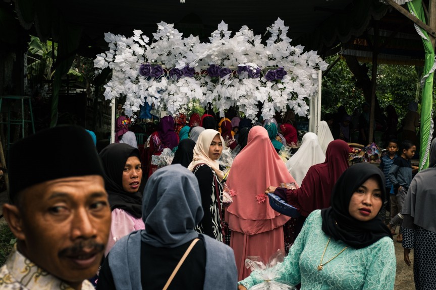 Traditional wedding on the Indonesian countryside. (Photo © Sebastian Jacobitz)
