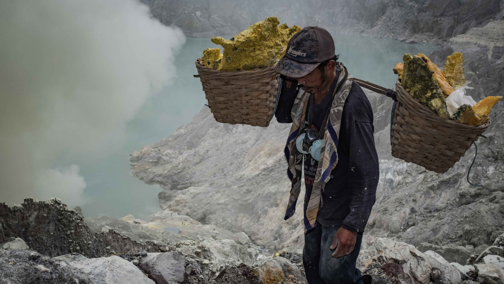 Indonesian sulfur mining. (Photo © Sebastian Jacobitz)