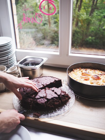 Chocolate cake at Café Oink. (Photo © Lisa Striegler)