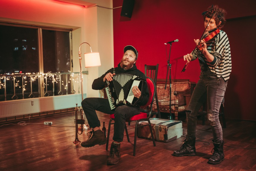 Stompin' fun with Canadian duo at Cocktail Open Mic. (Photo: Justina Smile Photography)