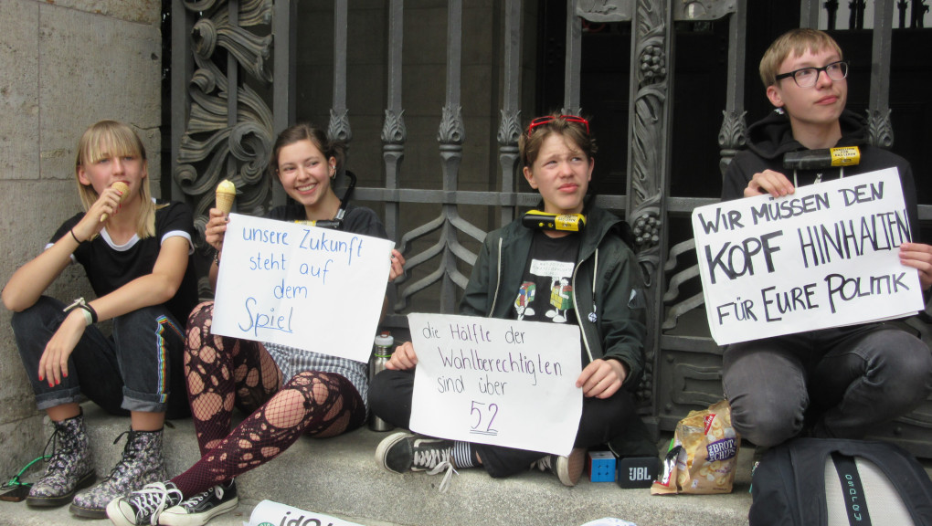 Teenagers with Extinction Rebellion Youth chain themselves to Leipzig City Hall