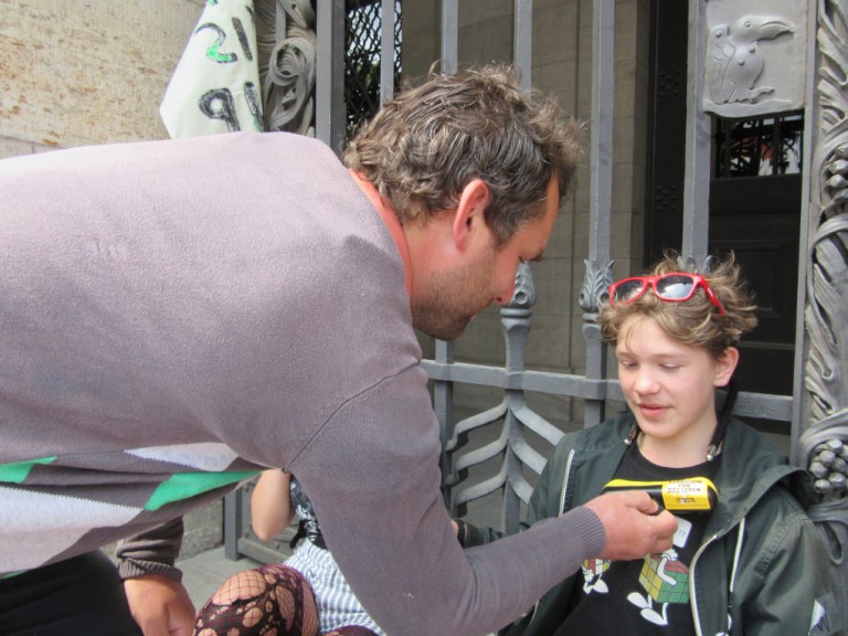 Christopher Zenker (SPD) frees a boy from Leipzig City Hall gate