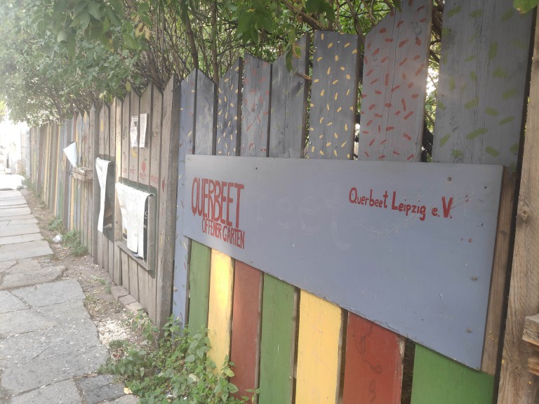 Queerbeet communal garden in Leipzig East screening the Cooperation film Homo Bontanicus