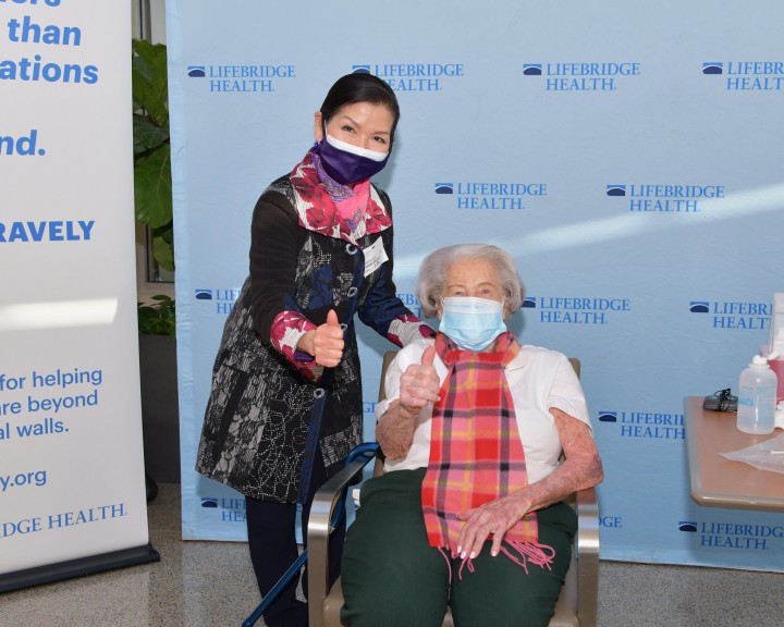 Mrs Mandel receives covid vaccine