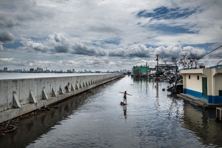 THE NEWLY BUILT SEAWALL DOES NOT REALLY WORK © KADIR VAN LOHUIZEN