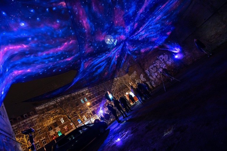Mushuman's "luminous cloud" at Lichtspiele des Westens 2021, photo Andreas Matthes, Metaorange Photography&Design