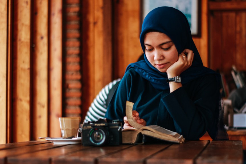 woman in coffee shop